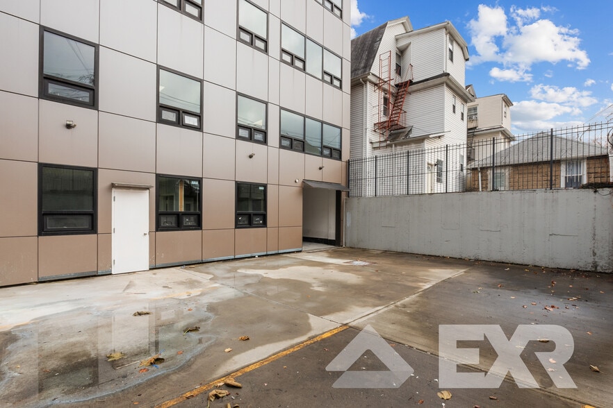 4112 77th St, Elmhurst, NY for lease - Building Photo - Image 3 of 3