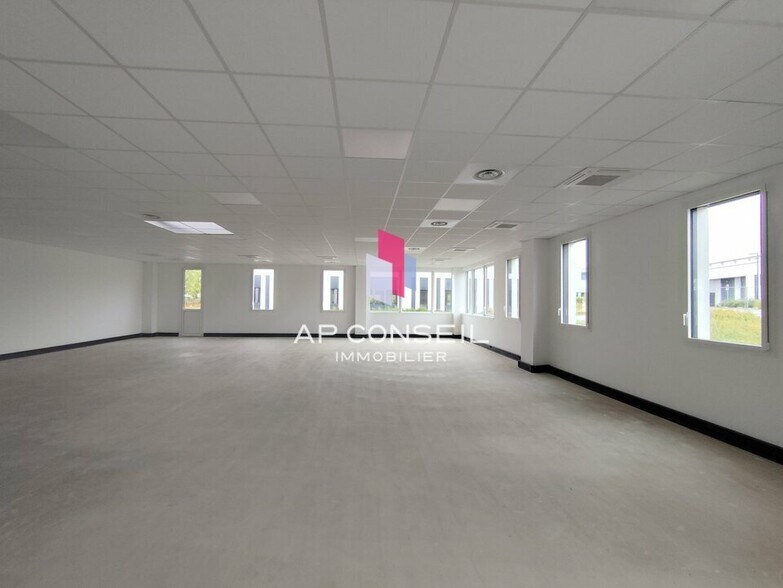 Flex in Élancourt for lease - Interior Photo - Image 3 of 9