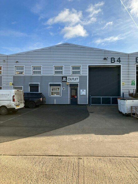 Meridian Way, Enfield à louer - Photo du bâtiment - Image 2 de 5