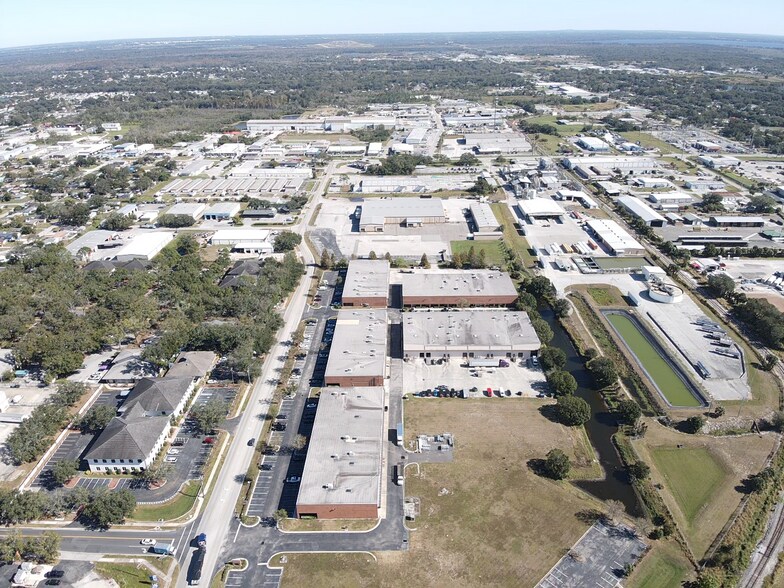 2335 Commerce Point Dr, Lakeland, FL à louer - Photo du bâtiment - Image 3 de 11