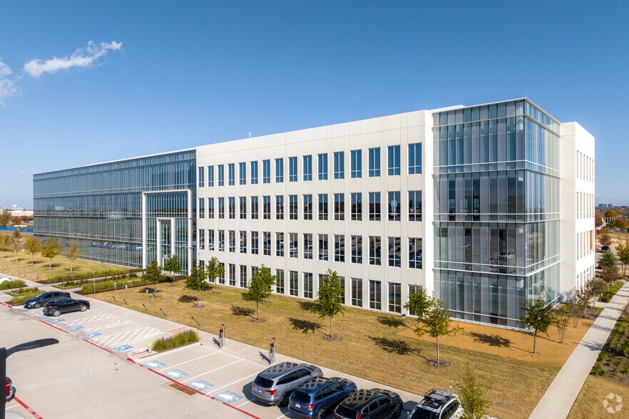 6100 W Plano Pky, Plano, TX à louer - Photo du bâtiment - Image 1 de 55