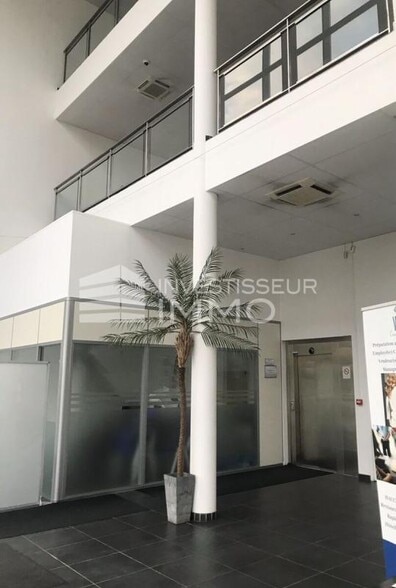 Office in Chelles for lease - Lobby - Image 2 of 4