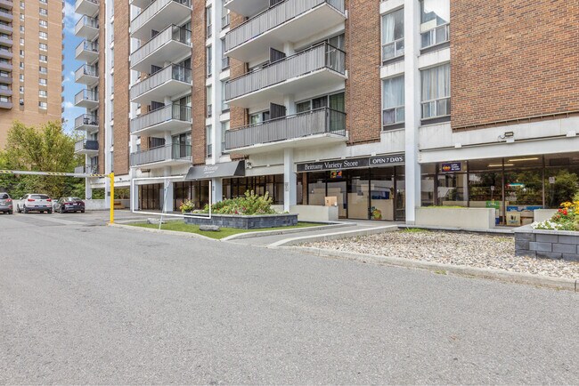 Plus de détails pour 230-240 Brittany Dr, Ottawa, ON - Commerce de détail à louer