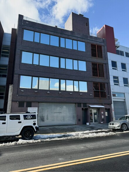 5414 74th St, Elmhurst, NY à louer - Photo du bâtiment - Image 2 de 11