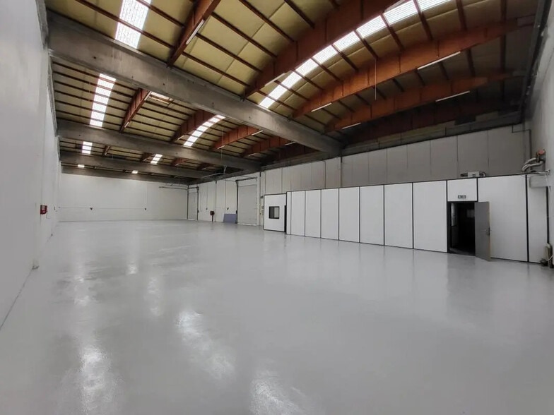 Flex in Saint-Priest for lease - Interior Photo - Image 3 of 7