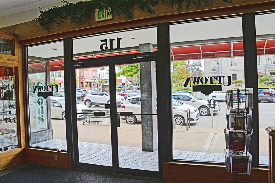 115 N College Ave, Bloomington, IN à louer - Hall d’entrée - Image 3 de 8