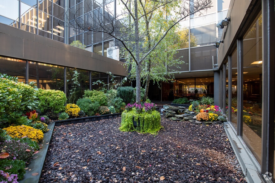 98 Cuttermill Rd, Great Neck, NY for lease - Building Photo - Image 3 of 34