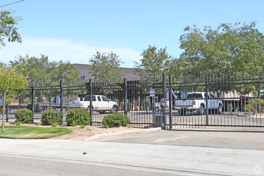 2990 E Annadale Ave, Fresno, CA à vendre - Photo du bâtiment - Image 2 de 2