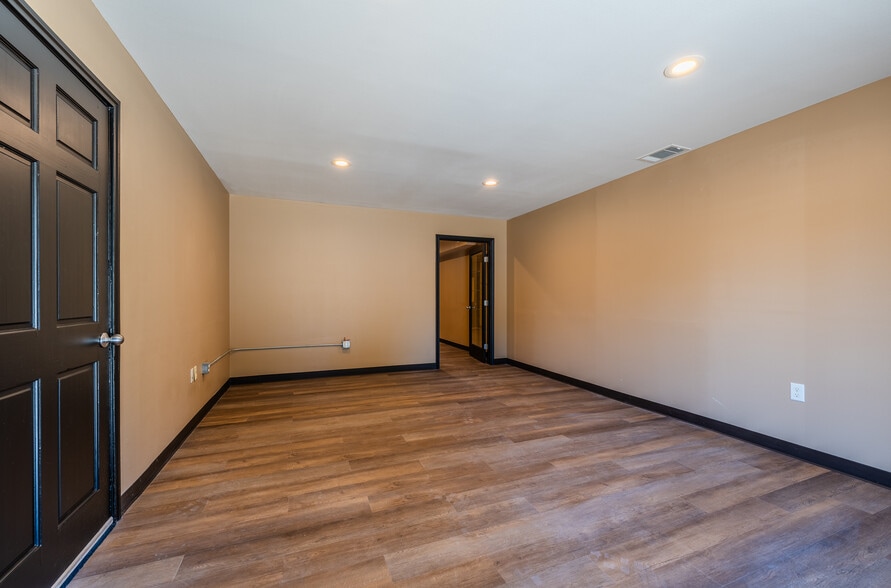 11200-A Cox Rd, Conroe, TX for lease - Interior Photo - Image 2 of 4