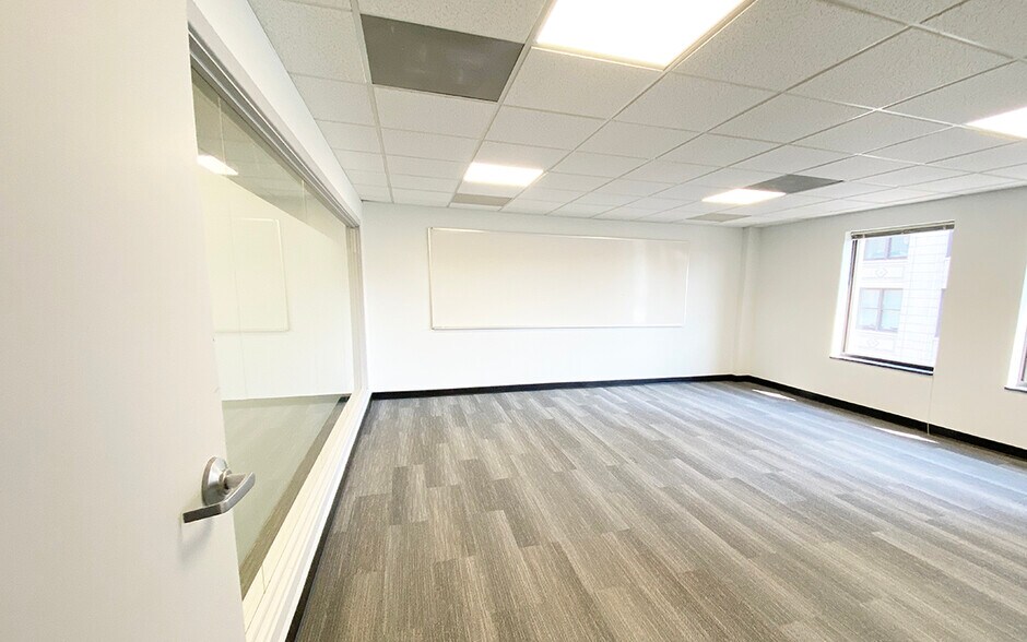 225 Market St, Harrisburg, PA for lease - Interior Photo - Image 2 of 18