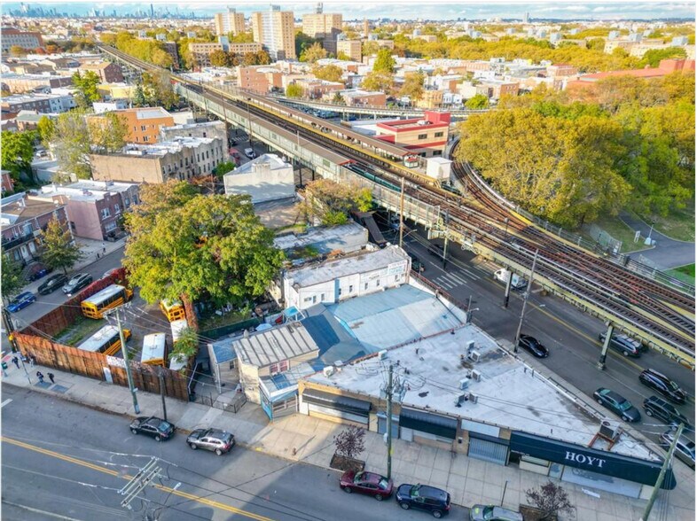 Multi-Property Assemblage in Brooklyn portefeuille de 7 propriétés à vendre sur LoopNet.ca - Photo principale - Image 1 de 20