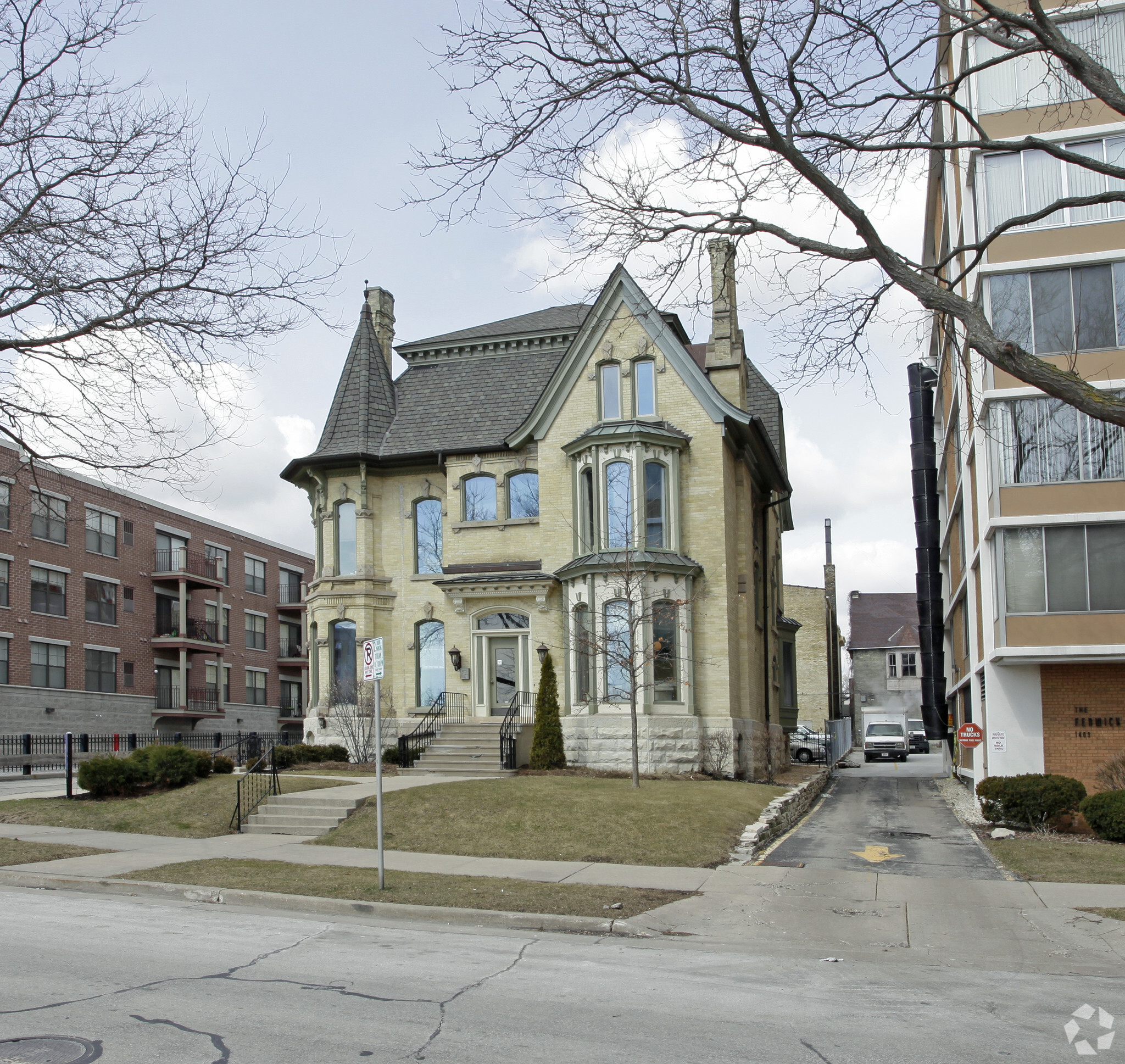 1363 N Prospect Ave, Milwaukee, WI for sale Primary Photo- Image 1 of 1