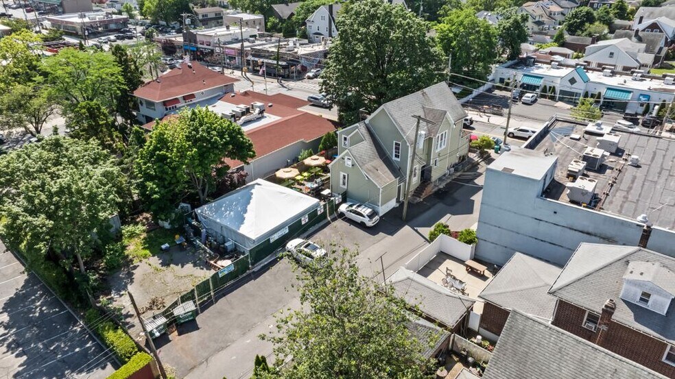 585 Forest Ave, Staten Island, NY à vendre - Aérien - Image 3 de 21
