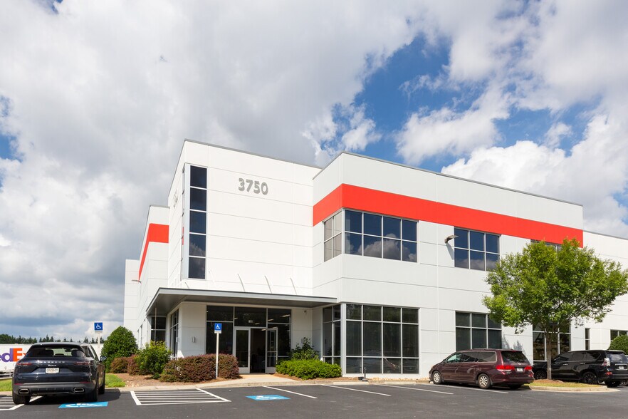 3750 Blue Ridge Dr, Buford, GA à louer - Photo du bâtiment - Image 1 de 5