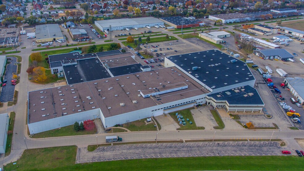 2460 Kerper Blvd, Dubuque, IA for lease - Building Photo - Image 2 of 10