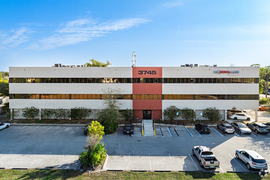 3745 Broadway, Fort Myers, FL à louer - Photo du bâtiment - Image 1 de 23