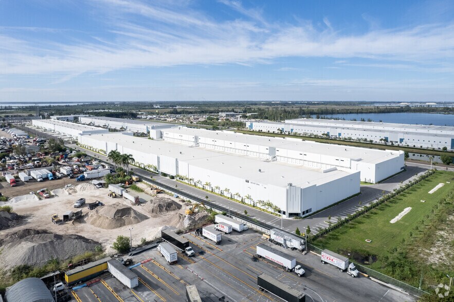 10702 NW 147 St, Hialeah Gardens, FL à louer - Aérien - Image 3 de 11