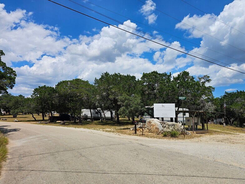 560 Mountain Dr, Lakehills, TX à vendre - Photo du bâtiment - Image 2 de 23