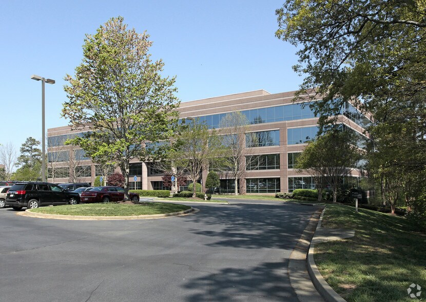 1825 Barrett Lakes Blvd, Kennesaw, GA à louer - Photo du bâtiment - Image 2 de 7