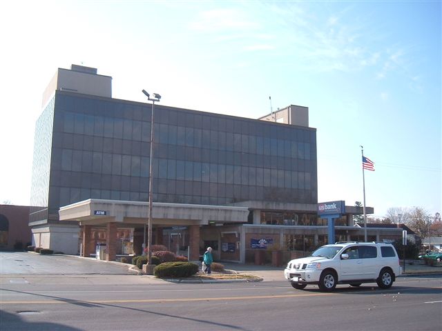 1000 S Broadway, Highland, IL for lease - Building Photo - Image 2 of 3