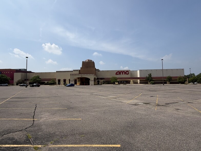 1301 Kalahari Dr, Baraboo, WI for sale - Building Photo - Image 2 of 2