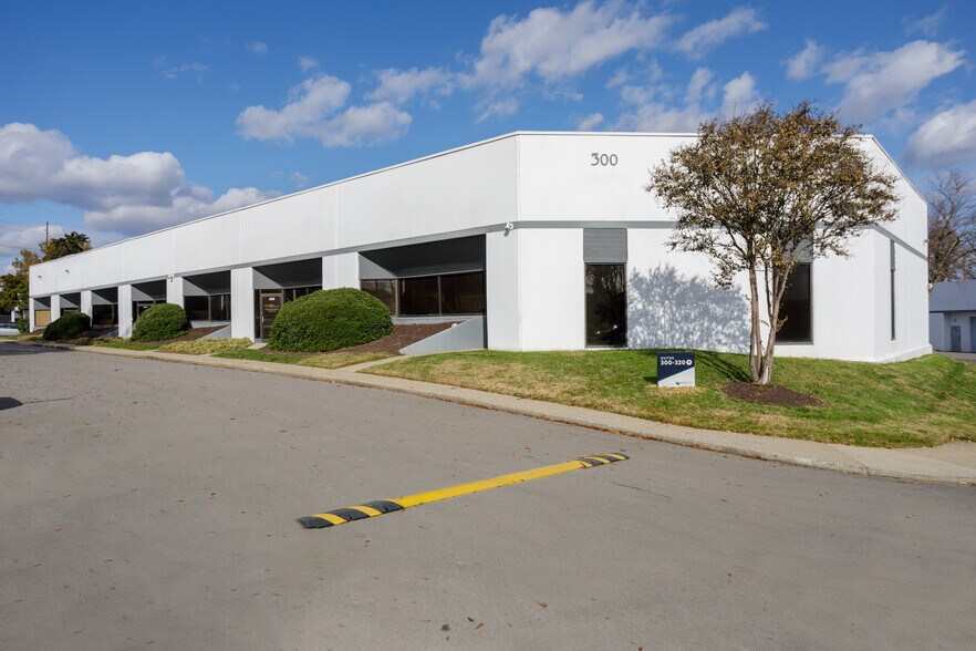 475 Metroplex Dr, Nashville, TN à louer - Photo du bâtiment - Image 3 de 5