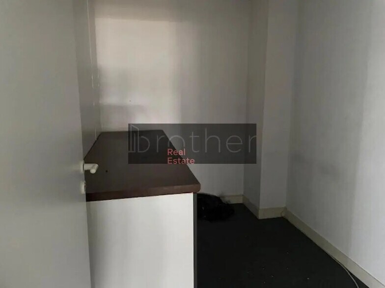 Office in Bordeaux for lease - Interior Photo - Image 3 of 5