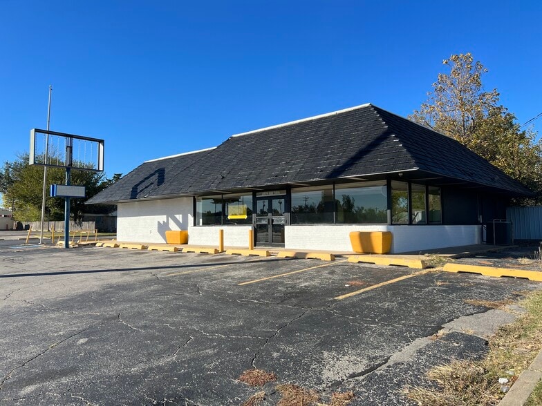 4625 NW 39th St, Oklahoma City, OK for lease - Building Photo - Image 1 of 2