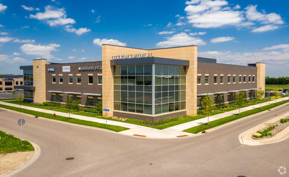 237 Radio Dr, Woodbury, MN à louer - Photo du bâtiment - Image 1 de 3