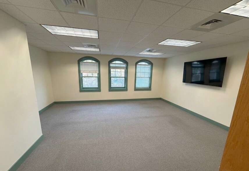 61 N Main St, Branford, CT à louer - Photo du bâtiment - Image 2 de 14