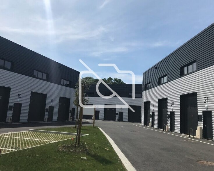 Flex in Neuilly-Plaisance for lease - Building Photo - Image 2 of 2