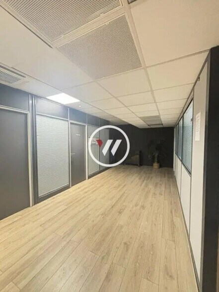 Office in Marseille for lease - Interior Photo - Image 2 of 8