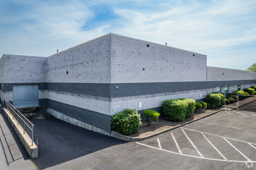 141 Rodeo Dr, Edgewood, NY for lease - Building Photo - Image 2 of 9