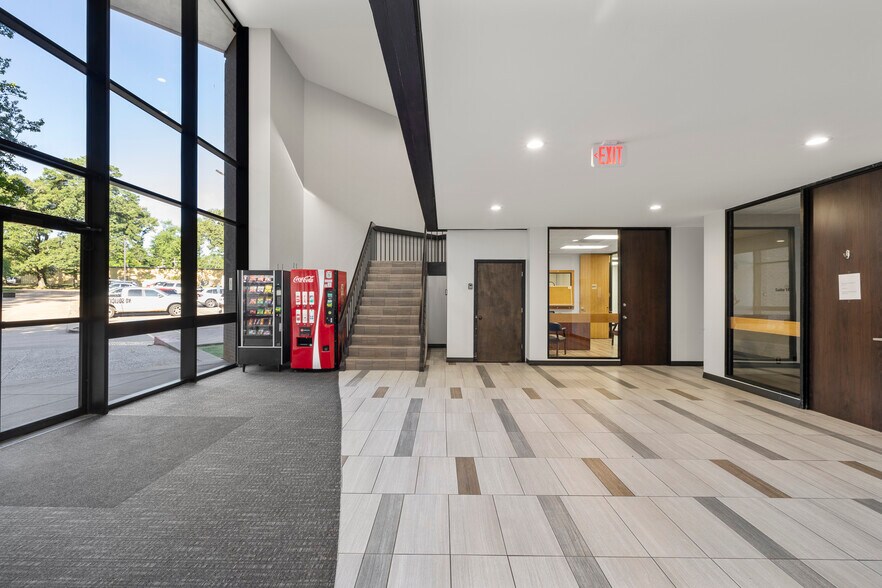 4848 NE Stallings Dr, Nacogdoches, TX for lease - Interior Photo - Image 2 of 7