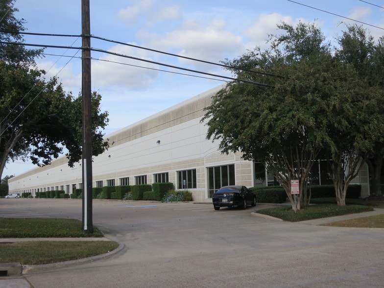 15904-15920 International Plaza Dr, Houston, TX for lease - Building Photo - Image 3 of 7