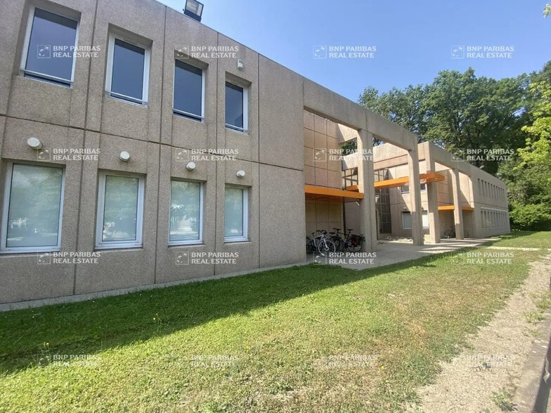 Office in Meylan for lease - Building Photo - Image 3 of 4