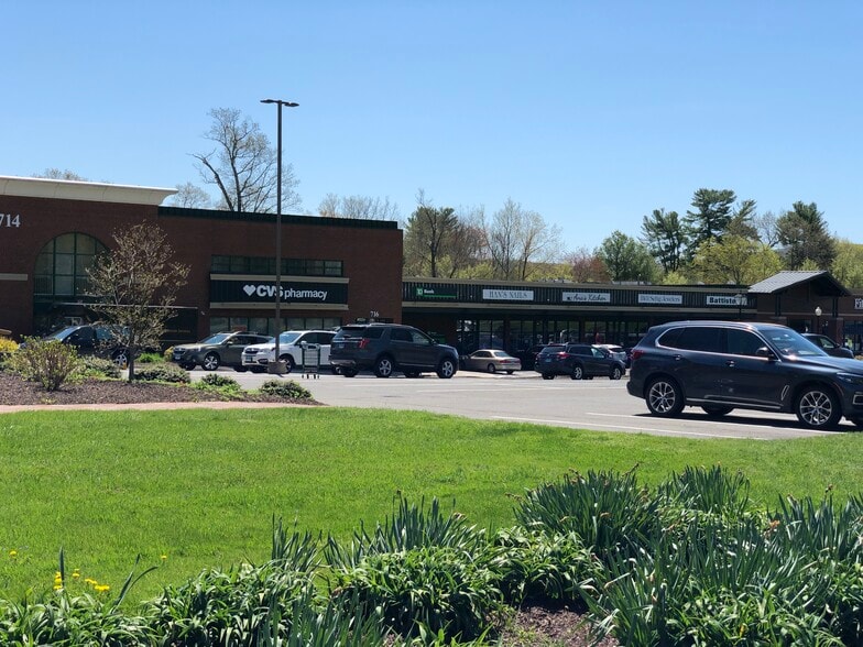 700-720 Hopmeadow St, Simsbury, CT for lease - Building Photo - Image 3 of 7