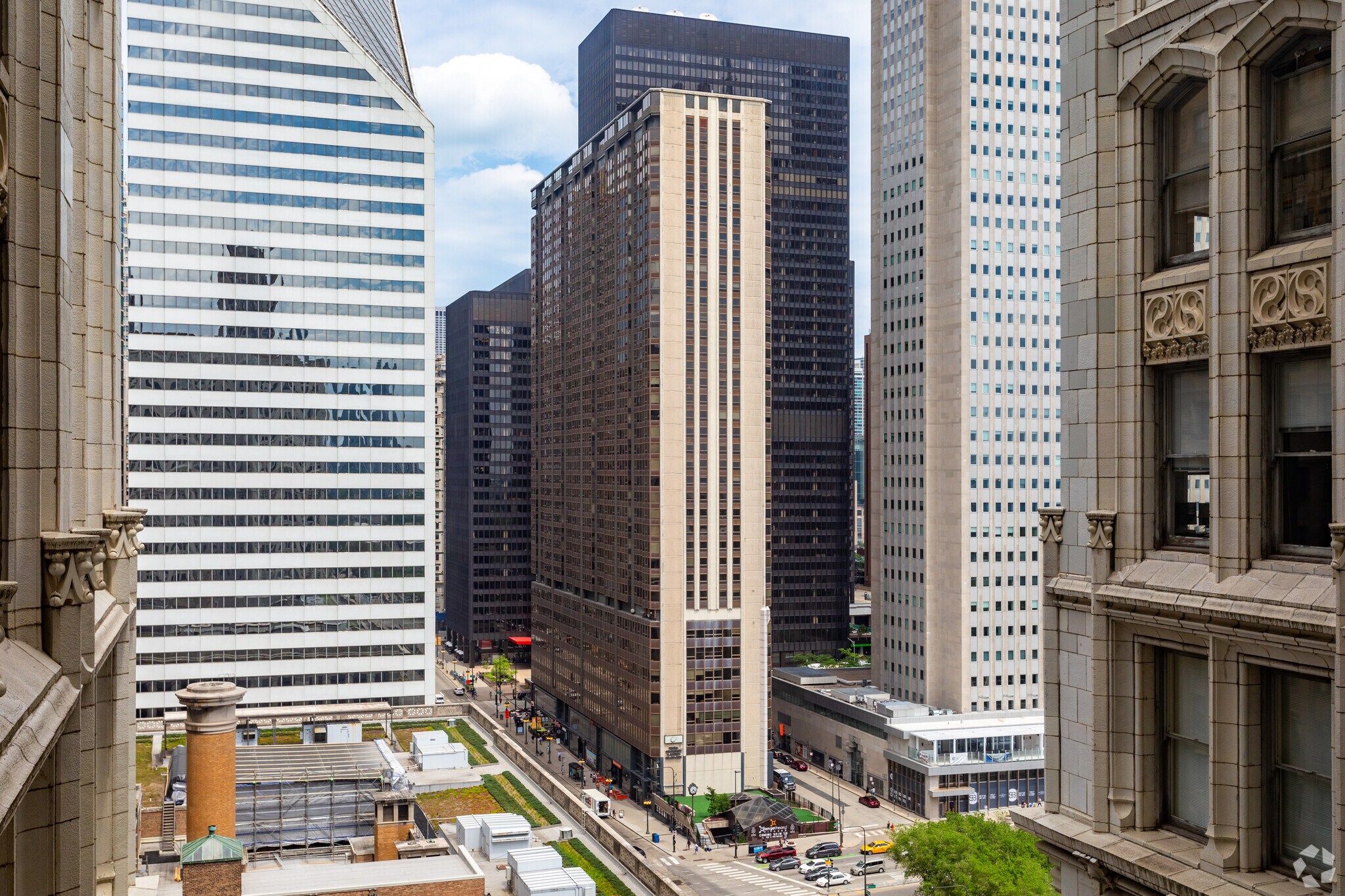 151-155 N Michigan Ave, Chicago, IL à louer Photo du bâtiment- Image 1 de 5