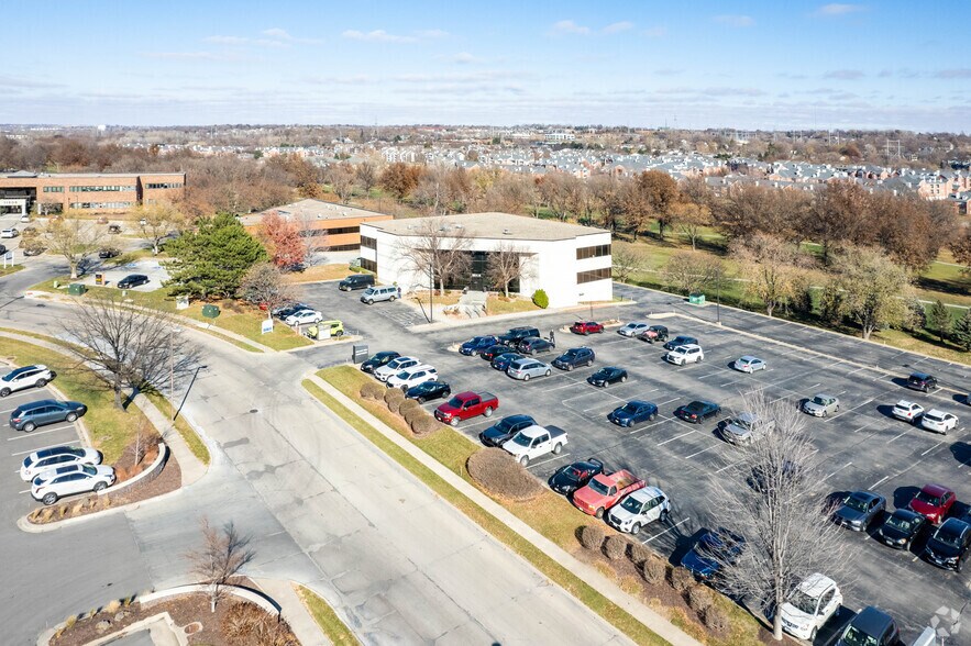 1055 N 115th St, Omaha, NE à louer - Photo du bâtiment - Image 3 de 7