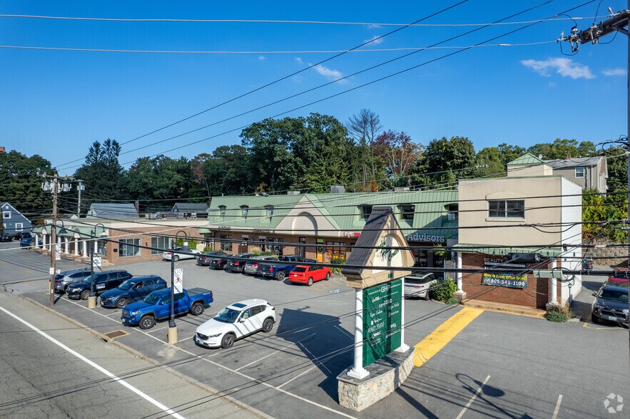 800 Oaklawn Ave, Cranston, RI à louer - Photo du bâtiment - Image 3 de 11