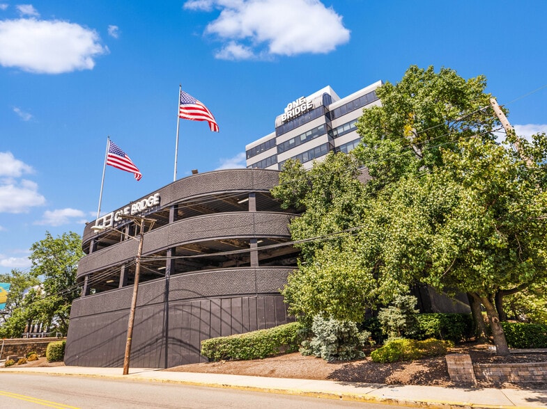 1 Bridge Plz N, Fort Lee, NJ à louer - Photo du bâtiment - Image 2 de 13