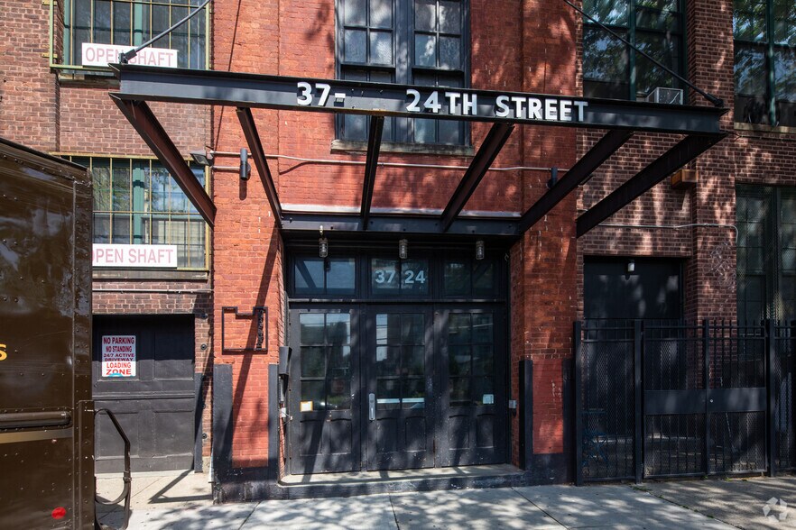 37-24 24th St, Long Island City, NY à louer - Photo du bâtiment - Image 3 de 5
