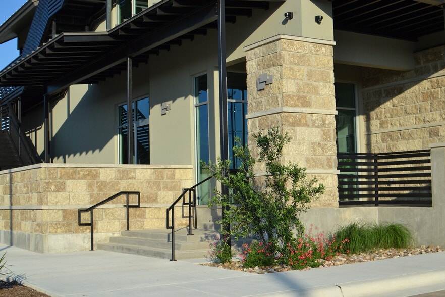 330 Wonder World Dr, San Marcos, TX à louer - Photo du bâtiment - Image 2 de 22