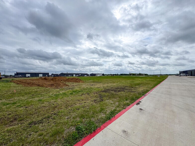 TBD High Tech Ct ct, Waxahachie, TX à louer - Photo du bâtiment - Image 3 de 6