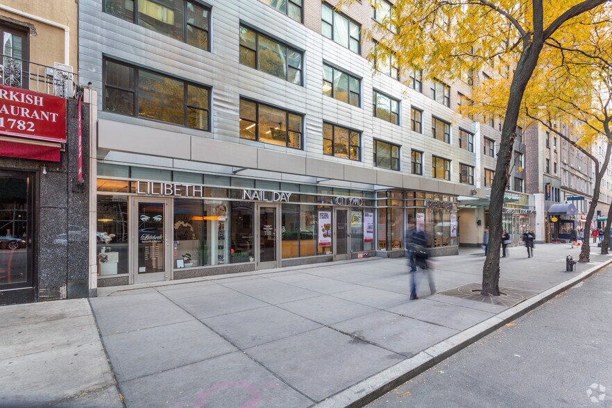 330 W 58th St, New York, NY à louer - Photo du bâtiment - Image 3 de 41