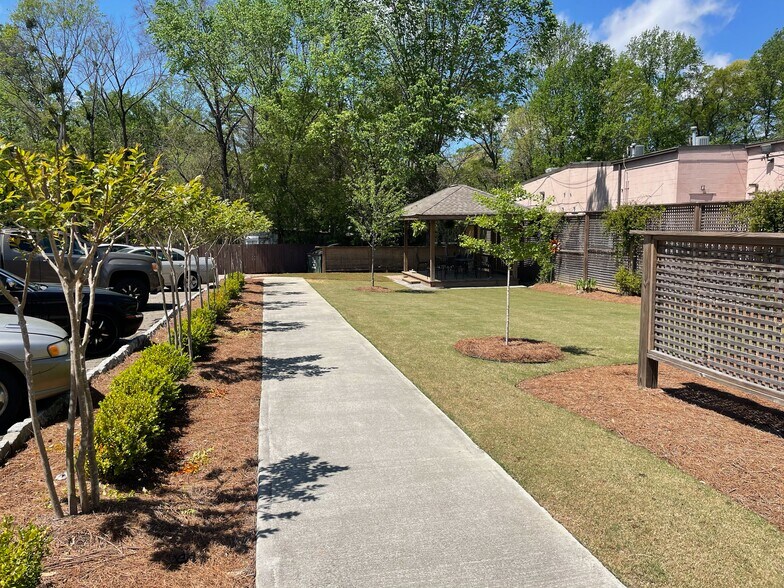 1242 Clairmont Rd, Decatur, GA à louer - Photo du bâtiment - Image 2 de 5