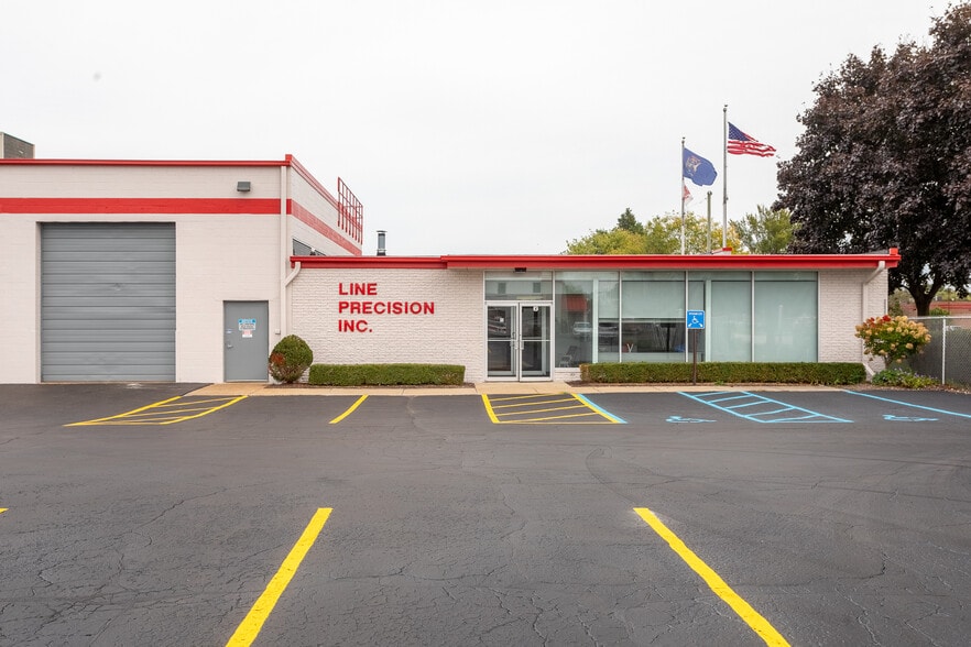 31666 W Eight Mile Rd, Farmington Hills, MI for sale - Building Photo - Image 3 of 9