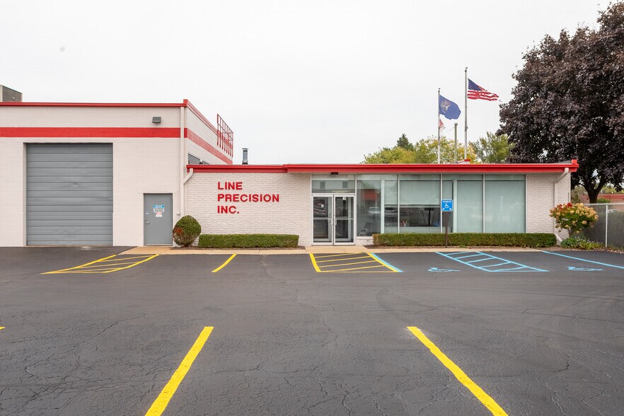 31666 W Eight Mile Rd, Farmington Hills, MI à vendre - Photo du bâtiment - Image 3 de 9