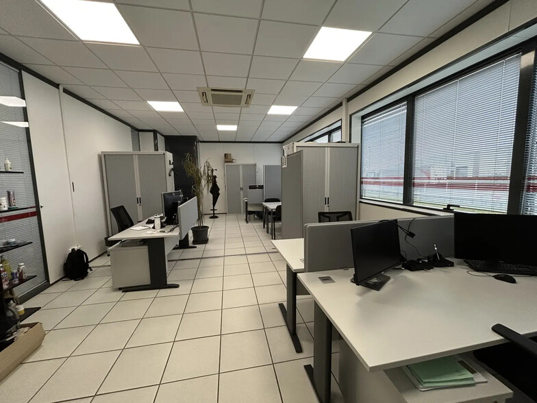 15 Rue Des Frères Lumière, Chassieu for lease - Interior Photo - Image 2 of 6