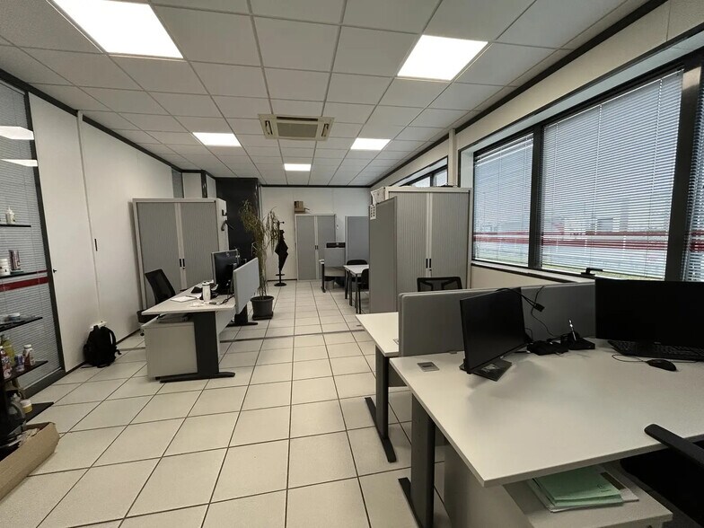 15 Rue Des Frères Lumière, Chassieu à louer - Photo intérieure - Image 2 de 6